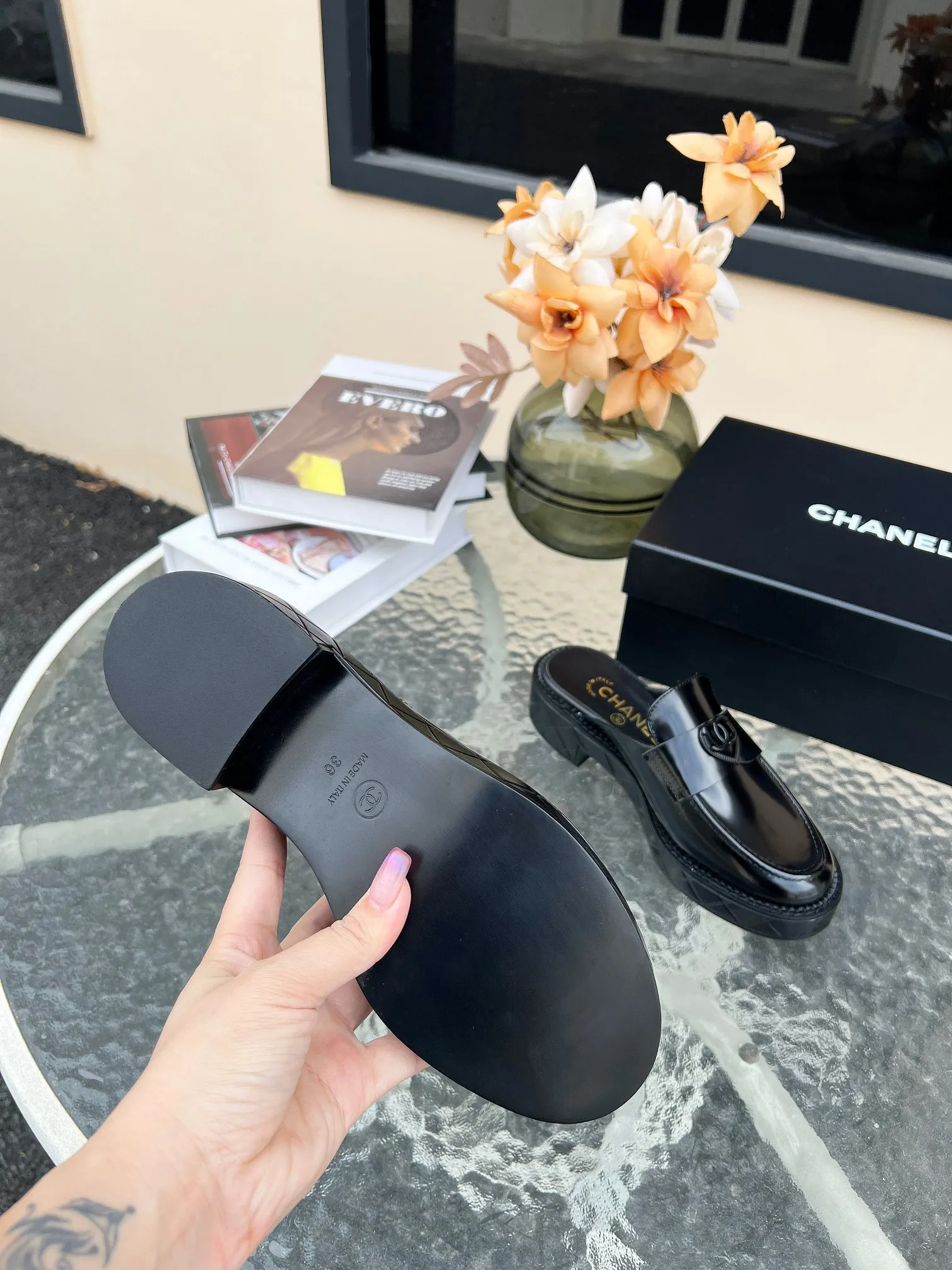 👟👟Ex-factory price 480👟👟 𝗖𝗛𝗔𝗡𝗘𝗟𝟐4B Chanel retro loafers for high school students. A big-toe loafer that Xiaoxiang Jiaxiang’s grandma has grown on me. The black and white color scheme is super vintage and full of relaxation. The fat and cute figure is reproduced one to one from the original version. 👟Material: First-layer cowhide, open edge beads ▪️Heel height: 4𝐜𝐦 ▪️Inner lining: sheepskin ▫️𝐒𝐢𝐳𝐞:𝟑𝟓-𝟒0𝐌 (𝟒𝟎customization is non-returnable) ▪️Sole: original simulated leather outsole 1:1 mold ▫️Color: black ▪️Configured with original full set of packaging📦​